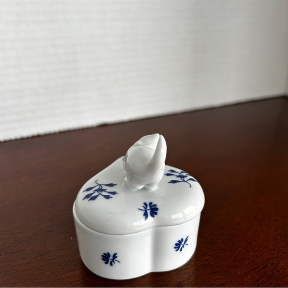 HEREND Porcelain Heart Trinket Box Blue White Floral with Cat Kitten Finial - Picture 4 of 14